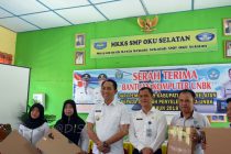 PENYERAHAN SECARA SIMBOLIS SET DAN UNIT LAPTOP PERLENGKAPAN UJIAN NASIONAL BERBASIS KOMPUTER KEPADA EMPAT SEKOLAH DI KABUPATEN OKU SELATAN