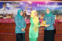 TP PKK KABUPATEN OKU SELATAN LAKUKAN KUNJUNGAN KERJA KE PUSAT KERAJINAN RAJUT UMKM PARIAMAN BERDAYA KOTA PARIAMAN SUMATERA BARAT