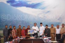 PEMKAB OKU SELATAN TERIMA PIAGAM PENGHARGAAN PEMERINTAH REPUBLIK INDONESIA ATAS OPINI WTP LAPORAN KEUANGAN TAHUN 2017