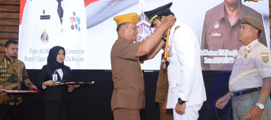 BUPATI OKU SELATAN TERIMA PENGHARGAAN BINTANG LEGIUN VETERAN RI DI HARI PAHLAWAN KE-73