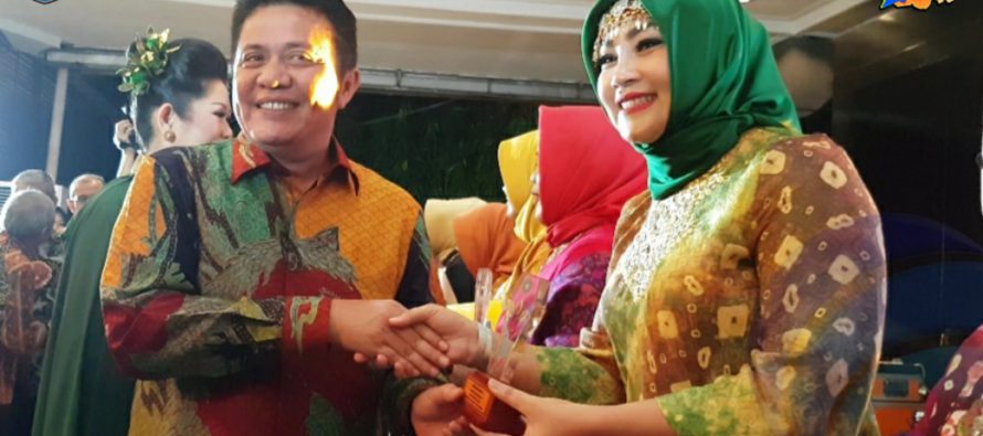 KETUA TP PKK KABUPATEN OKU SELATAN TERIMA PIAGAM PENGHARGAAN WANITA INSPIRATIF HARAPAN II KATEGORI ISTRI KEPALA DAERAH SE SUMATERA SELATAN TAHUN 2018
