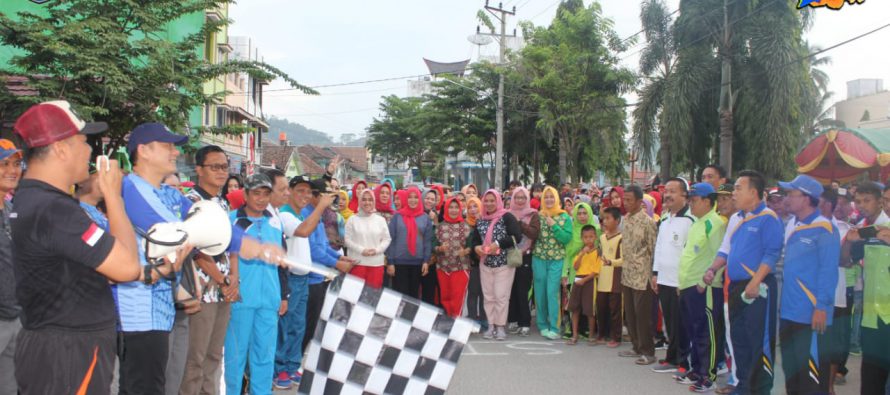 RIBUAN PESERTA IKUTI JALAN SEHAT DAN SENAM BERSAMA DALAM RANGKA HUT KE-15 KABUPATEN OKU SELATAN