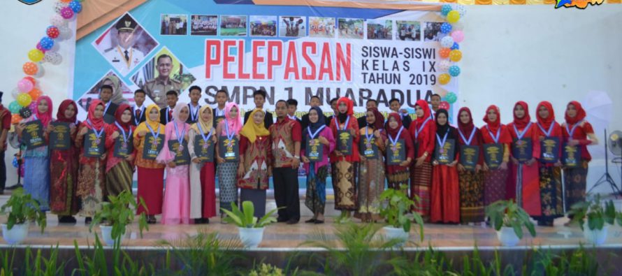 KEPALA DINAS PENDIDIKAN KABUPATEN OKUS HADIRI PELEPASAN SISWA SISWI KELAS IX SMPN 1 MUARADUA