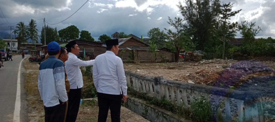 BUPATI DAN WAKIL BUPATI  OKU SELATAN TINJAU LANGSUNG PEMBONGKARAN DAN PEMERATAAN RENCANA LOKASI PEMBANGUNAN PUSAT KULINER DAN CENDRAMATA DI BANDING AGUNG