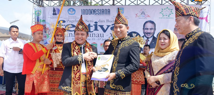 GUBERNUR SUMSEL HERMAN DERU RESMI BUKA FDR KE XXII TAHUN 2019. BANGGA DENGAN KABUPATEN OKU SELATAN GUBERNUR BERIKAN OLEH-OLEH UANG TUNAI 29 MILYAR KEPADA BUPATI UNTUK INFRASTRUKTUR KEINGINAN MASYARAKAT OKU SELATAN