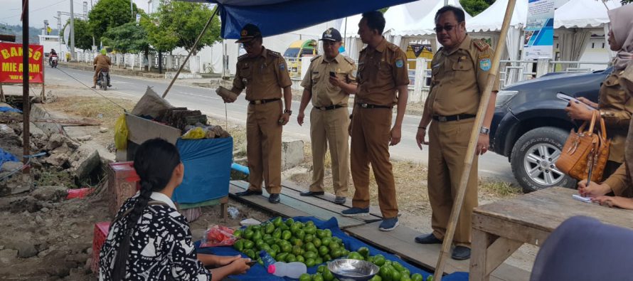 KADIS KOPRINDAG OKU SELATAN DAN CAMAT BANDING AGUNG  HIMBAU PEDAGANG UNTUK TIDAK AJI MUMPUNG SELAMA PELAKSANAAN FDR BERLANGSUNG