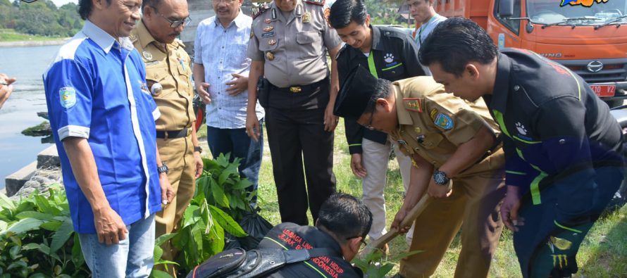 JEJAK BUMI INDONESIA BERSAMA DLH KABUPATEN OKU SELATAN LAKSANAKAN AKSI BERSIH LINGKUNGAN DAN PENGHIJAUAN DALAM RANGKA PERINGATAN HARI LINGKUNGAN HIDUP DAN PERSIAPAN PENYAMBUTAN FESTIVAL DANAU RANAU