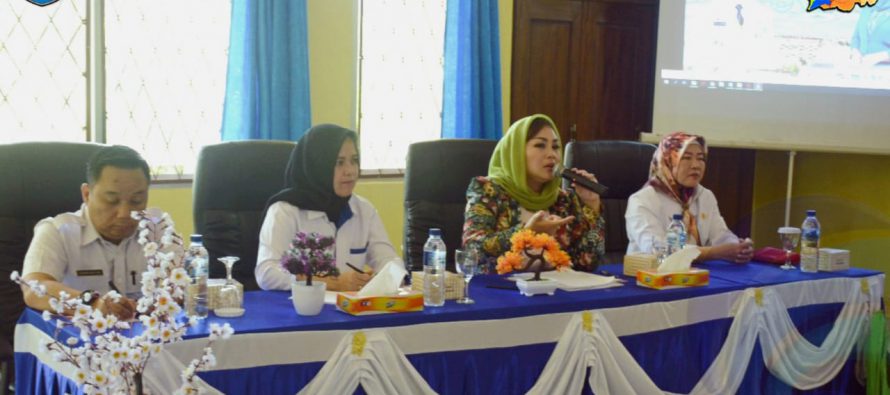 GUNA MENINGKATAN KUALITAS DAN MEMPERMUDAH PROSES PENGINPUTAN DATA MELALUI PENGEMBANGAN TEKNOLOGI BERBASIS WEB, DISKOMINFO OKU SELATAN HADIRKAN “SI PANDAI PKK”, KETUA TP PKK KABUPATEN MEMBUKA LANGSUNG PELATIHAN SI PANDAI YANG DIIKUTI PERWAKILAN 19 KECAMATAN SE-KABUPATEN OKU SELATAN