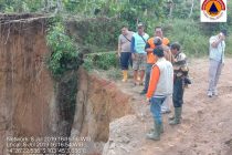 JALAN MENUJU DESA GUNUNG GARE TERPUTUS AKIBAT LONGSOR TERBAWA ARUS HUJAN, BUPATI OKU SELATAN INSTRUKSIKAN BPBD DAN PU PR UNTUK TANGGAP CEPAT