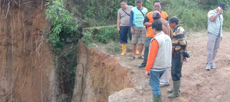 JALAN MENUJU DESA GUNUNG GARE TERPUTUS AKIBAT LONGSOR TERBAWA ARUS HUJAN, BUPATI OKU SELATAN INSTRUKSIKAN BPBD DAN PU PR UNTUK TANGGAP CEPAT