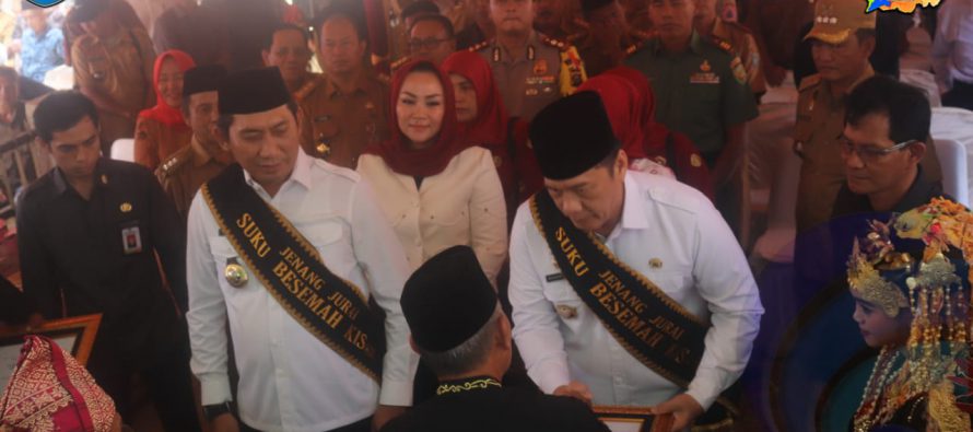 DALAM KUNKER DAN AUDENSI BERSAMA MASYARAKAT KISAM RAYA, BUPATI BESERTA WAKIL BUPATI MENDAPAT GELAR KEHORMATAN JENANG JURAI DARI KELUARGA BASEMAH KISAM RAYA