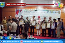 SUKSES LAKSANAKAN PEMBENTANGAN BENDERA TERBESAR DI DANAU RANAU, BUPATI OKU SELATAN BESERTA TIM TERIMA PENGHARGAAN  DARI LEMBAGA PRESTASI INDONESIA-DUNIA