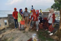 JUMAT BERSIH DENGAN AGENDA MEMBERSIHKAN TEPIAN PANTAI DANAU RANAU KECAMATAN BANDING AGUNG