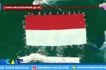 BUPATI OKU SELATAN  APRESIASI PARA TIM PERENANG YANG SUKSES MEMBENTANGKAN BENDERA MERAH PUTIH BERUKURAN RAKSASA DI TENGAH DANAU RANAU