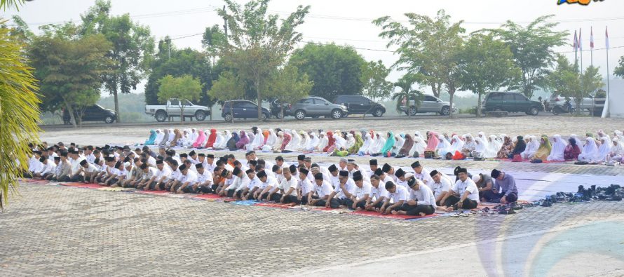 RATUSAN JAMA’AH IKUTI PELAKSANAAN SHALAT ISTISQA DI LAPANGAN PEMKAB OKU SELATAN