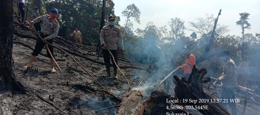 SATU TITIK HOT SPOT TERDETEKSI, KAPOLRES OKU SELATAN PIMPIN LANGSUNG PEMADAMAN API KARHUTLA