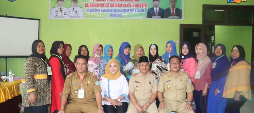 35 PELAKU USAHA INDUSTRI KECIL DAN MENENGAH DI OKU SELATAN IKUTI PELATIHAN PENGOLAHAN ANEKA JASA DALAM MEMPERKUAT JARINGAN KLASTER INDUSTRI YANG DIGELAR DINAS KOPERINDAG KABUPATEN OKU SELATAN