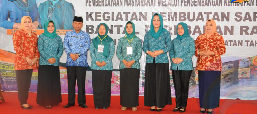 TP PKK KABUPATEN OKU SELATAN GELAR PELATIHAN PEMBUATAN SARUNG BANTAL DARI BAHAN RAJUT