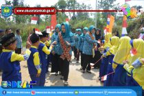 KETUA TP PKK KABUPATEN OKU SELATAN DAMPINGI TIGA TIM PENILAI LOMBA DARI TP PKK PROVINSI SUMSEL