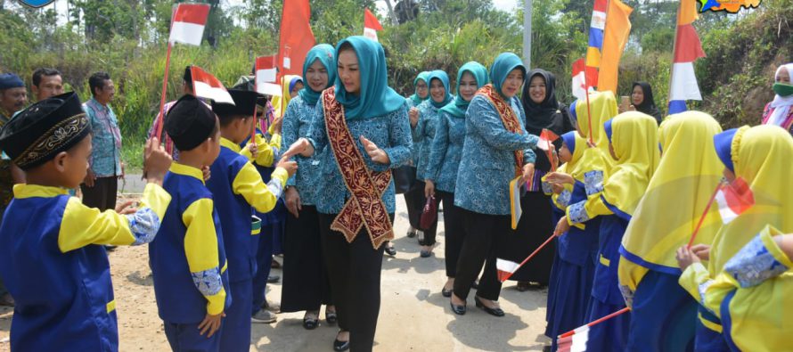 KETUA TP PKK KABUPATEN OKU SELATAN DAMPINGI TIGA TIM PENILAI LOMBA DARI TP PKK PROVINSI SUMSEL