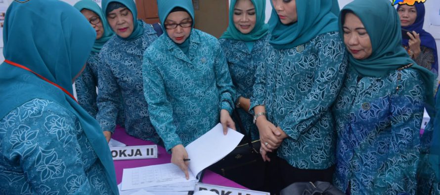 KETUA TP PKK KABUPATEN OKU SELATAN DAMPINGI TIGA TIM PENILAI LOMBA DARI TP PKK PROVINSI SUMSEL