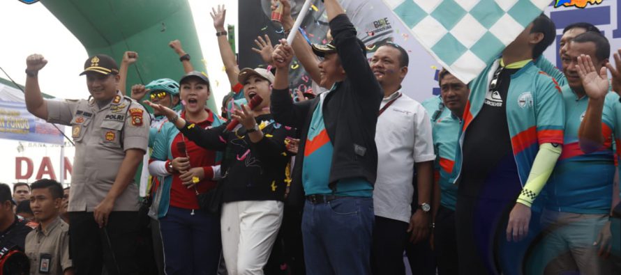DIDAMPINGI BUPATI OKU SELATAN, GUBERNUR SUMSEL HERMAN DERU LEPAS LANGSUNG RATUSAN PESERTA SRIWIJAYA RANAU GRAN FONDO TAHUN 2019