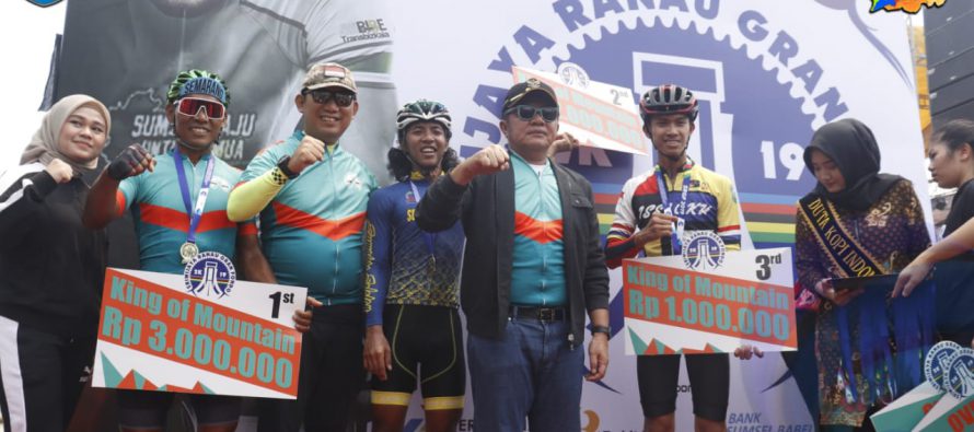 SETELAH MENYELESAIKAN RUTE, PARA PESERTA SRIWIJAYA GRAN FONDO DI SAMBUT LANGSUNG GUBERNUR SUMSEL