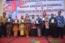 BUNDA PAUD KABUPATEN OKU SELATAN TERIMA PENGHARGAAN DARI BADAN AKREDITASI NASIONAL PAUD DAN PENDIDIKAN NON FORMAL PROVINSI SUMSEL