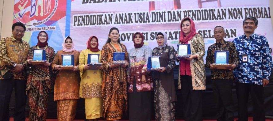 BUNDA PAUD KABUPATEN OKU SELATAN TERIMA PENGHARGAAN DARI BADAN AKREDITASI NASIONAL PAUD DAN PENDIDIKAN NON FORMAL PROVINSI SUMSEL
