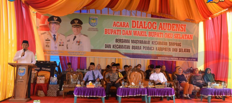 BUPATI DAN WAKIL BUPATI OKU SELATAN BERIKAN BANTUAN ALAT DAN BENIH PERTANIAN DAN PETERNAKAN DALAM RANGKA DIALOG AUDIENSI  BERSAMA MASYARAKAT KECAMATAN SIMPANG DAN BUANA PEMACA