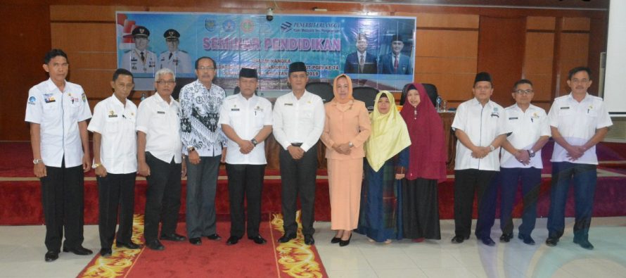 ASISTEN I BIDANG PEMERINTAHAN DAN KESRA BUKA KEGIATAN SEMINAR PENDIDIKAN DALAM RANGKA HGN DAN HUT KE-74 PGRI,  SEBANYAK 150 ORANG GURU SE-KABUPATEN OKU SELATAN IKUTI SEMINAR