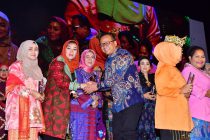 BUNDA PAUD KABUPATEN OKU SELATAN TERIMA PENGHARGAAN HIMPAUDI AWARDS DAN AKPP KE III TAHUN 2019 DI JCC