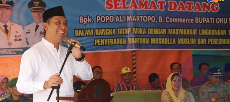 TATAP MUKA BERSAMA MASYARAKAT LINGKUNGAN TANGSI BAWAH, BUPATI OKU SELATAN RESMIKAN MCK UMUM DAN BERIKAN BANTUAN UANG TUNAI UNTUK MUSHOLLA MUSLIM