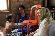 KETUA TP PKK KABUPATEN OKU SELATAN KUNJUNGI KORBAN LUKA BAKAR DI DESA GUNUNG TERANG KECAMATAN BUAY SANDANG AJI, MINTA TIM KESEHATAN PUSKESMAS BSA PANTAU MAULANA SAMPAI SEMBUH TOTAL