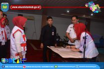 KETUA PALANG MERAH INDONESIA (PMI) KABUPATEN OKU SELATAN LANTIK PENGURUS PMI KECAMATAN SEKABUPATEN OKU SELATAN