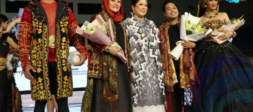 BERTEMA “JELMA DAYA” KAWAI KANDUK KAYU ARO TAMPIL MEMUKAU DI PALEMBANG FASHION WEEK 2020, KETUA TP PKK PROVINSI SUMSEL HADIR LANGSUNG UNTUK DUKUNG DEKRANASDA OKU SELATAN