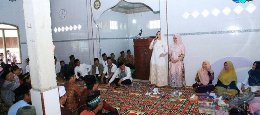 KETUA TP PKK KABUPATEN OKU SELATAN HADIRI PERINGATAN ISRA’ MI’RAJ DI DESA BAYUR TENGAH