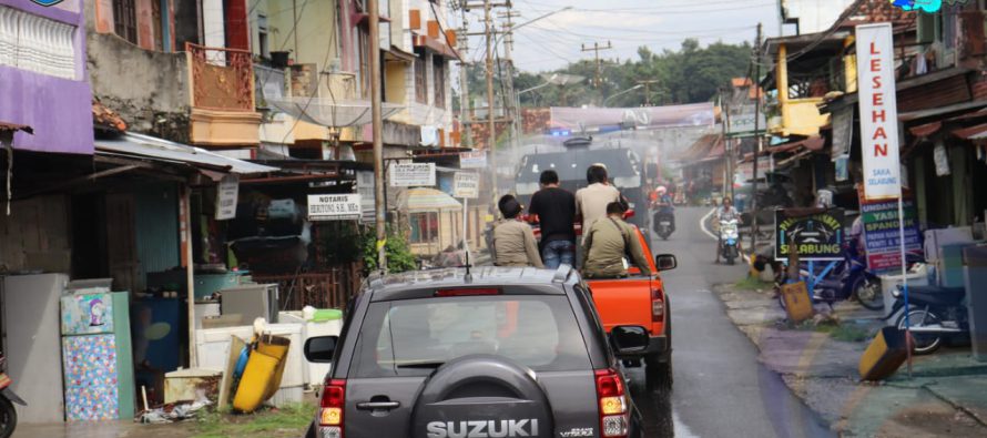 KAPOLRES OKU SELATAN PIMPIN LANGSUNG KEGIATAN PENYEMPROTAN DISINFEKTAN DI WILAYA KOTA MUARADUA DALAM UPAYA PENCEGAHAN DAN MEMINIMALISIR SERANGAN COVID-19