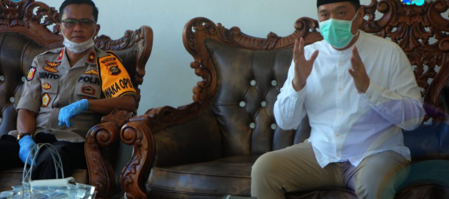 RAPAT KHUSUS GUGUS TUGAS PERCEPATAN PENANGANAN COVID-19 DI WILAYAH KABUPATEN OKU SELATAN, WABUP : PENYEBARAN VIRUS CORONA YANG MASUK DARI LUAR DAERAH  HARUS SELALU DIAWASI SEMAKSIMAL MUNGKIN. GUNA MENJARING PARA PENDATANG, POSKO PENCEGAHAN COVID-19 DI KECAMATAN SIMPANG DIBERLAKUKAN 1 X 24 JAM