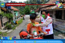 PALANG MERAH INDONESIA (PMI) KABUPATEN OKU SELATAN BERSAMA JAJARAN PEMERINTAH KECAMATAN MUARADUA MELAKUKAN KEGIATAN PENYEMPROTAN DISINFEKTAN DAN PEMBAGIAN MASKER GRATIS KEPADA MASYARAKAT DALAM UPAYA MEMINIMALISIR SERANGAN COVID-19 DIWILAYA KECAMATAN MUARADUA DAN SEKITARNYA