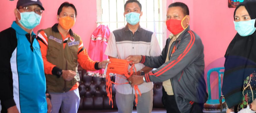 PEMERINTAH KABUPATEN OKU SELATAN MELALUI SEKRETARIAT GUGUS  TUGAS PERCEPATAN PENANGANAN COVID-19 MELAKUKAN KUNJUNGAN DAN PEMERIKSAAN KESEHATAN SERTA PEMBAGIA MASKER TERHADAP ODP DI KECAMATAN BUAY RAWAN