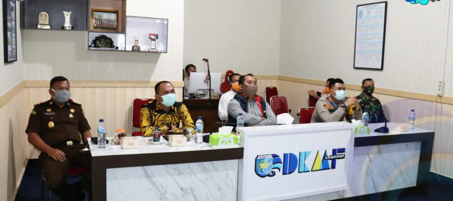 BUPATI OKU SELATAN LAPORKAN PERKEMBANGAN COVID-19 DI KABUPATEN OKU SELATAN MELALUI VIDEO CONFERENCE BERSAMA GUBERNUR SUMSEL, KETUA DPRD SUMSEL, FORKOPIMDA SUMSEL DAN 17 KABUPATEN/KOTA SE SUMSEL