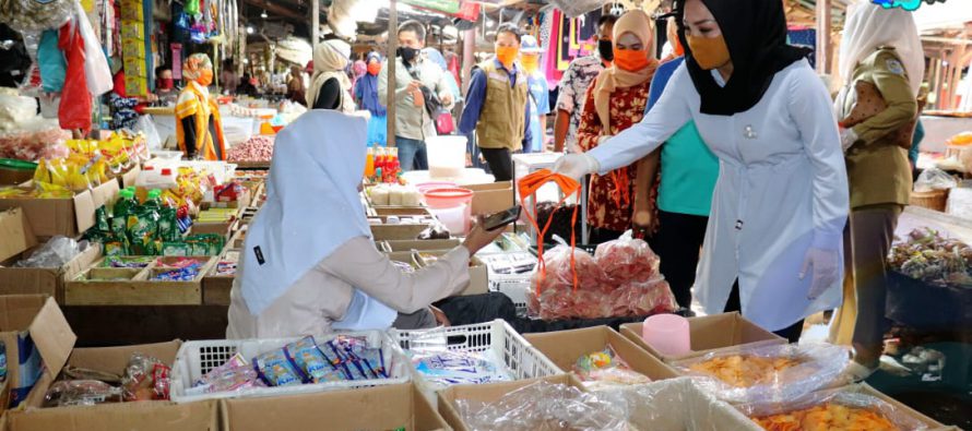 TIM TERPADU GUGUS TUGAS PERCEPATAN PENANGANAN COVID-19 DAN KETUA TP-PKK OKU SELATAN SOSIALISASI SERTA MEMBAGIKAN LANGSUNG MASKER GRATIS UNTUK PARA PEDAGANG, PEMBELI/PENGUNJUNG DAN TRANSPORTASI OJEK PASAR