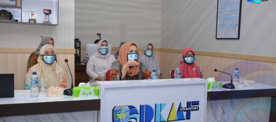 KETUA TP PKK KABUPATEN OKU SELATAN PIMPIN ZOOM MEETING BERSAMA 19 KETUA TP PKK KECAMATAN SE KABUPATEN OKU SELATAN, BAHAS UPAYA TP PKK BANTU PEMERINTAH KABUPATEN DALAM PENCEGAHAN PENYEBARAN COVID-19 DI KABUPATEN OKU SELATAN