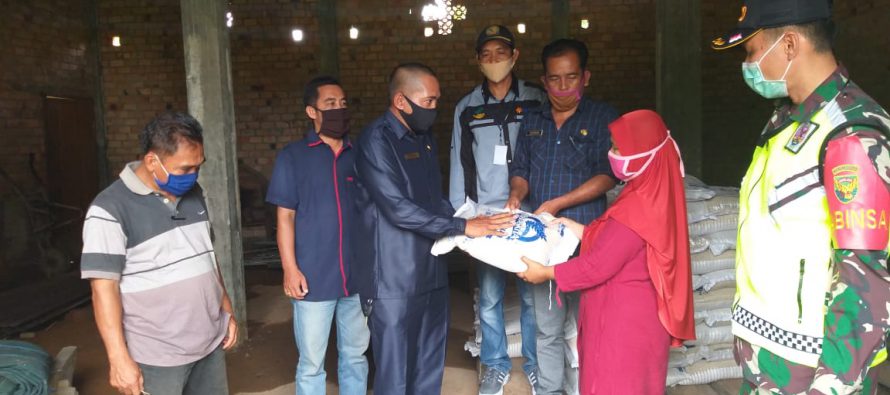 PENDISTRIBUSIAN JARING PENGAMAN SOSIAL DAMPAK COVID-19 KABUPATEN OKU SELATAN  DI KECAMATAN SIMPANG DAN BUANA PEMACA, SERTA JADWAL UNTUK KECAMATAN LAINNYA