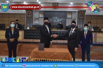 BUPATI OKU SELATAN SAKSIKAN PENANDATANGANAN SURAT KEPUTUSAN TENTANG REKOMENDASI DPRD TERHADAP LKPJ BUPATI OKU SELATAN AKHIR TAHUN ANGGARAN 2019