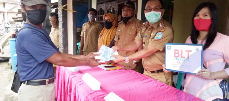 PEMERINTAH KABUPATEN OKU SELATAN MELALUI PEMERINTAH DESA BENDI KECAMATAN BUAY RAWAN TELAH MENCAIRKAN DANA BLT DAN PEMBAGIAN JARING PENGAMAN SOSIAL KEPADA MASYARAKAT DESA BENDI KECAMATAN BUAY RAWAN DAN DILANJUTKAN PEMBAGIAN MASKER SECARA GRATIS