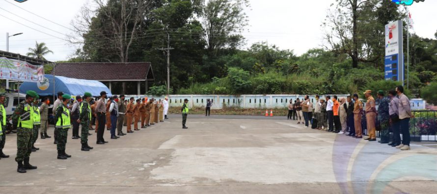 BUPATI DAN WAKIL BUPATI OKU SELATAN MELAKUKAN KEGIATAN APEL GABUNGAN DI POSKO GUGUS TUGAS DI WILAYAH KECAMATAN SIMPANG DAN WARKUK RANAU SELATAN
