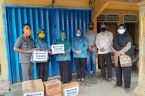 KECAMATAN SIMPANG DAN BUANA PEMACA GELAR KEGIATAN GOTONG ROYONG MEMBANTU MEMBONGKAR RUMAH SALAH SATU WARGA YANG TERKENA DAMPAK BENCANA BANJIR DIWILAYAH DESA TANJUNG SARI DAN PENYERAHAN BANTUAN SEMBAKO DARI KEPALA DESA SINAR MULYO UNTUK MASYARAKAT YANG TERKENA DAMPAK BANJIR