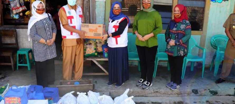 KETUA TP PKK KABUPATEN OKU SELATAN KUNJUNGI KORBAN BENCANA BANJIR  DIWILAYAH KAMPUNG SERDANG DAN KAMPUNG KEPAYANG KECAMATAN MUARADUA